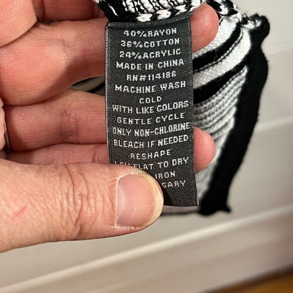 🖤 89TH & MADISON – Black & White Striped Asymmetrical Knit Top – Size m - Picture 3 of 7